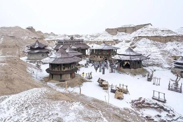 新疆旅游景点推荐—新疆克拉玛依魔鬼城外围藏着的“神秘”影视城，人少景美还免费！